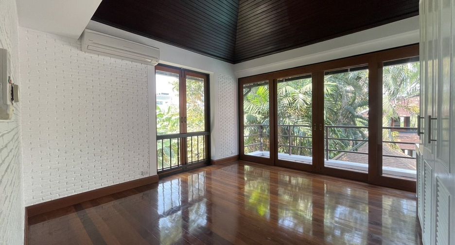 For rent 4 bedrooms villa in Khlong Toei, Bangkok