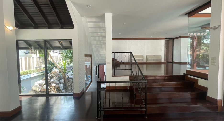 For rent 4 bedrooms villa in Khlong Toei, Bangkok
