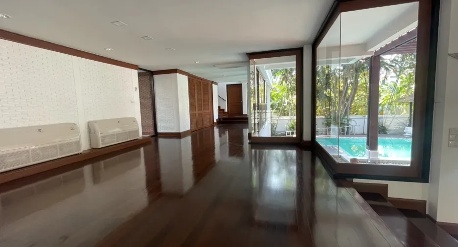 For rent 4 bedrooms villa in Khlong Toei, Bangkok