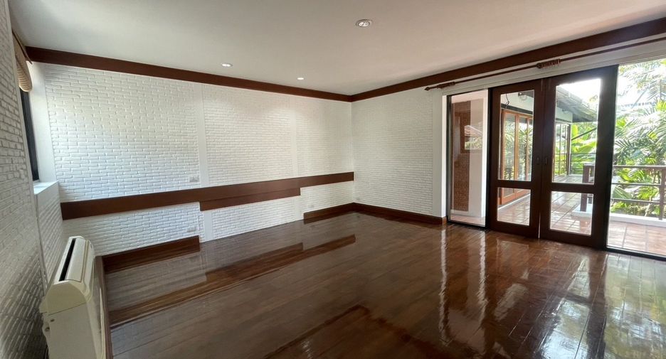 For rent 4 bedrooms villa in Khlong Toei, Bangkok