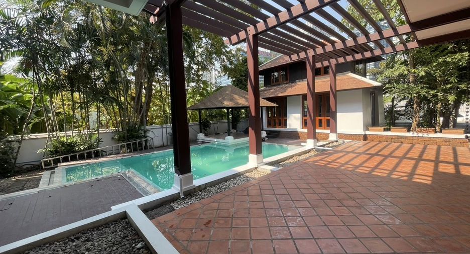 For rent 4 bedrooms villa in Khlong Toei, Bangkok