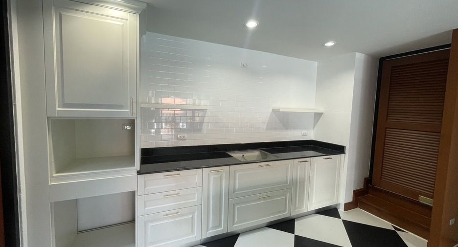 For rent 4 bedrooms villa in Khlong Toei, Bangkok