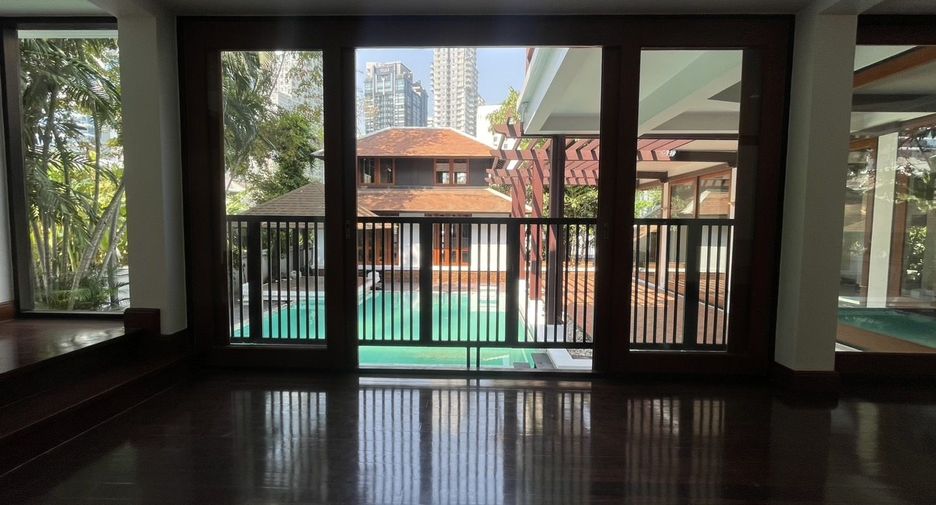 For rent 4 bedrooms villa in Khlong Toei, Bangkok