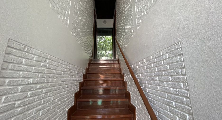 For rent 4 bedrooms villa in Khlong Toei, Bangkok