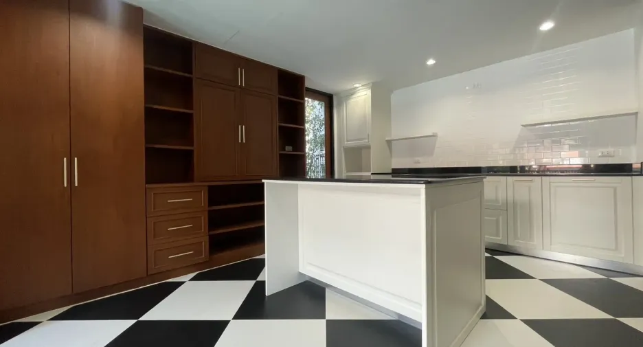 For rent 4 bedrooms villa in Khlong Toei, Bangkok