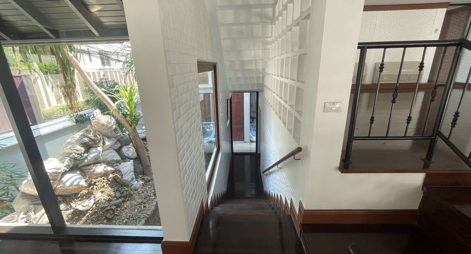 For rent 4 bedrooms villa in Khlong Toei, Bangkok