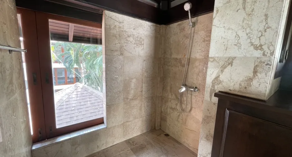 For rent 4 bedrooms villa in Khlong Toei, Bangkok