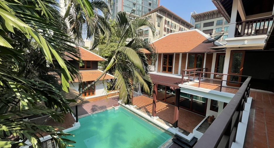 For rent 4 bedrooms villa in Khlong Toei, Bangkok