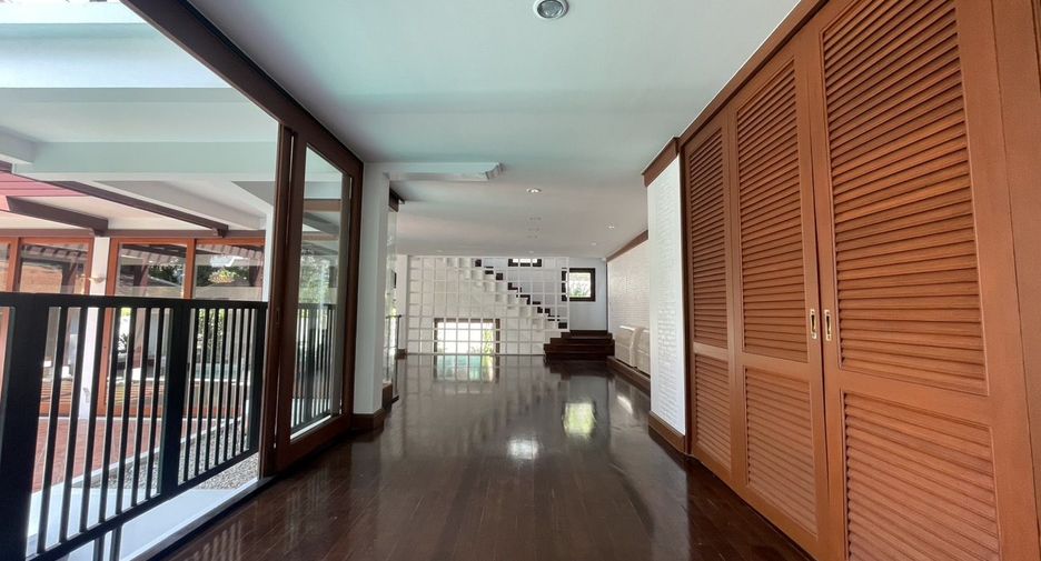For rent 4 bedrooms villa in Khlong Toei, Bangkok