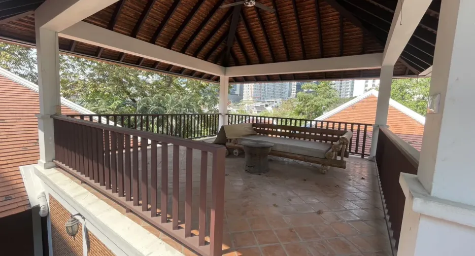 For rent 4 bedrooms villa in Khlong Toei, Bangkok
