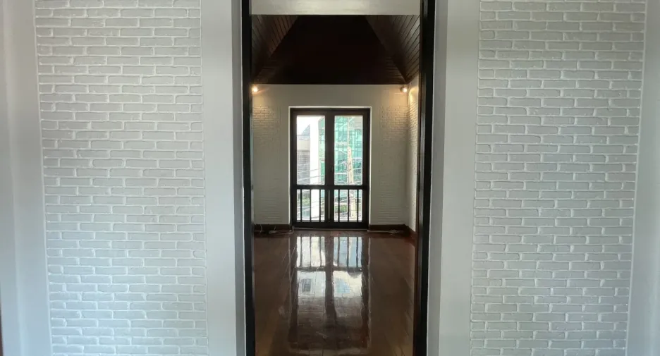 For rent 4 bedrooms villa in Khlong Toei, Bangkok