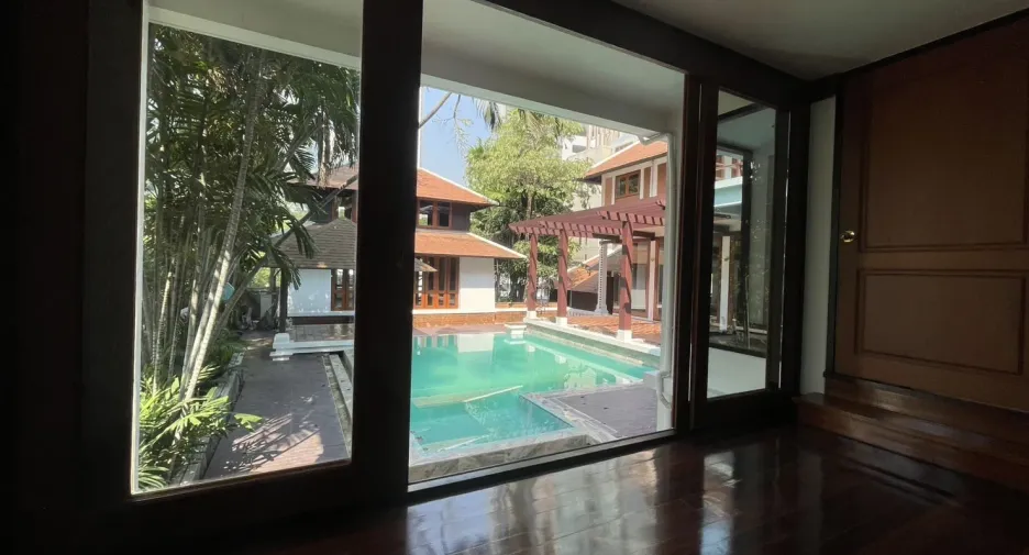 For rent 4 bedrooms villa in Khlong Toei, Bangkok