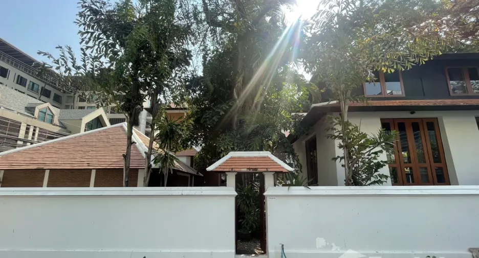 For rent 4 bedrooms villa in Khlong Toei, Bangkok