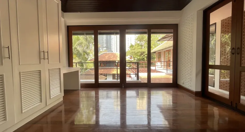 For rent 4 bedrooms villa in Khlong Toei, Bangkok