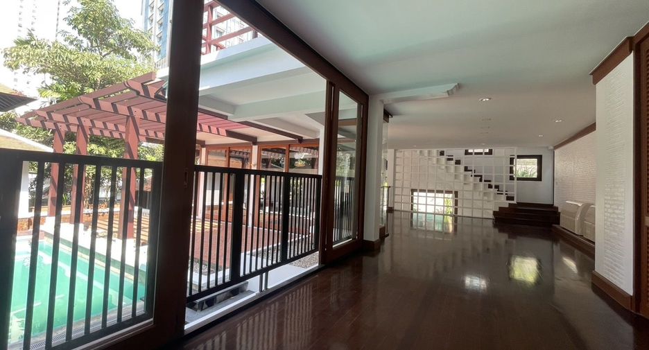 For rent 4 bedrooms villa in Khlong Toei, Bangkok