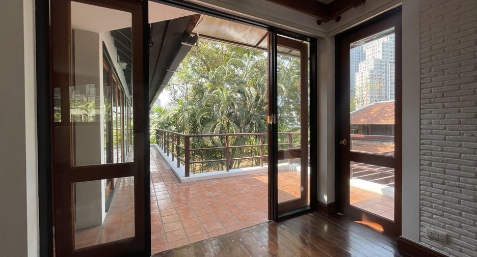 For rent 4 bedrooms villa in Khlong Toei, Bangkok