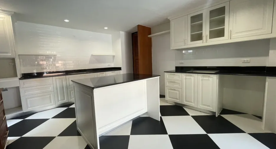For rent 4 bedrooms villa in Khlong Toei, Bangkok