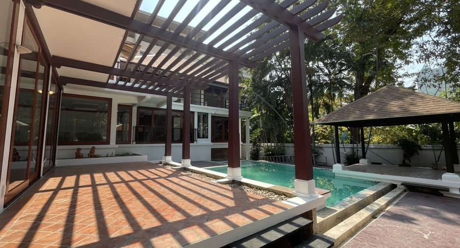 For rent 4 bedrooms villa in Khlong Toei, Bangkok