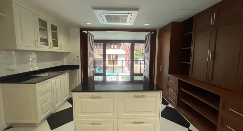 For rent 4 bedrooms villa in Khlong Toei, Bangkok