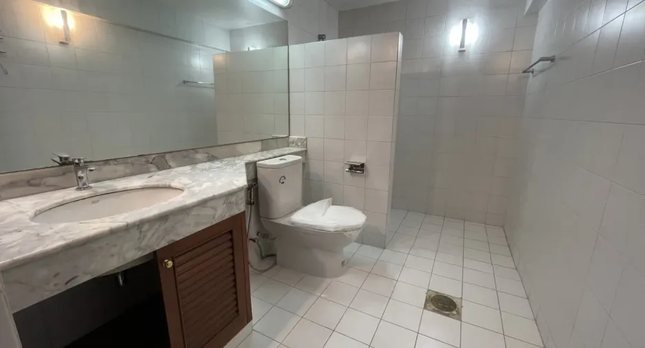 For rent 4 bedrooms villa in Khlong Toei, Bangkok