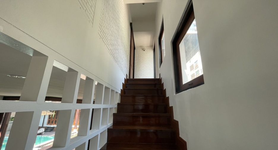 For rent 4 bedrooms villa in Khlong Toei, Bangkok