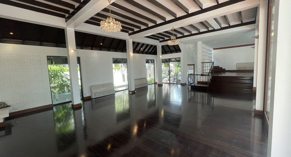 For rent 4 bedrooms villa in Khlong Toei, Bangkok