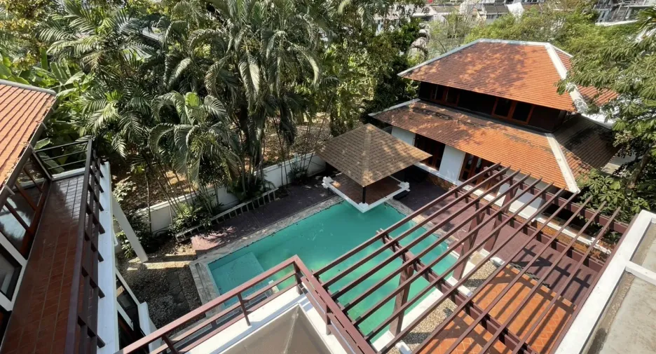 For rent 4 bedrooms villa in Khlong Toei, Bangkok