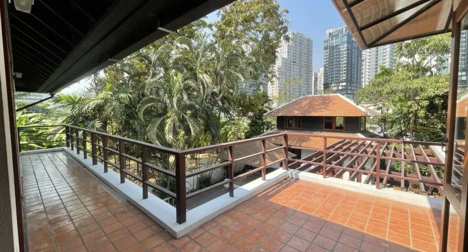 For rent 4 bedrooms villa in Khlong Toei, Bangkok