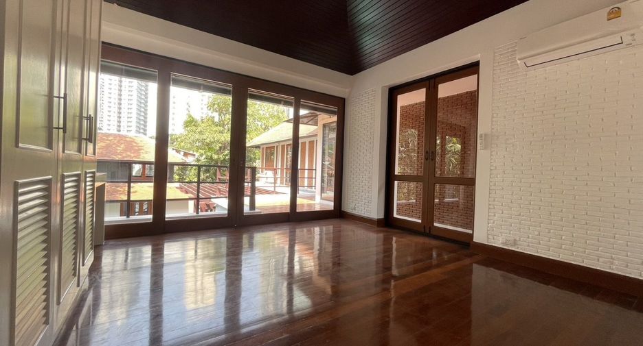 For rent 4 bedrooms villa in Khlong Toei, Bangkok