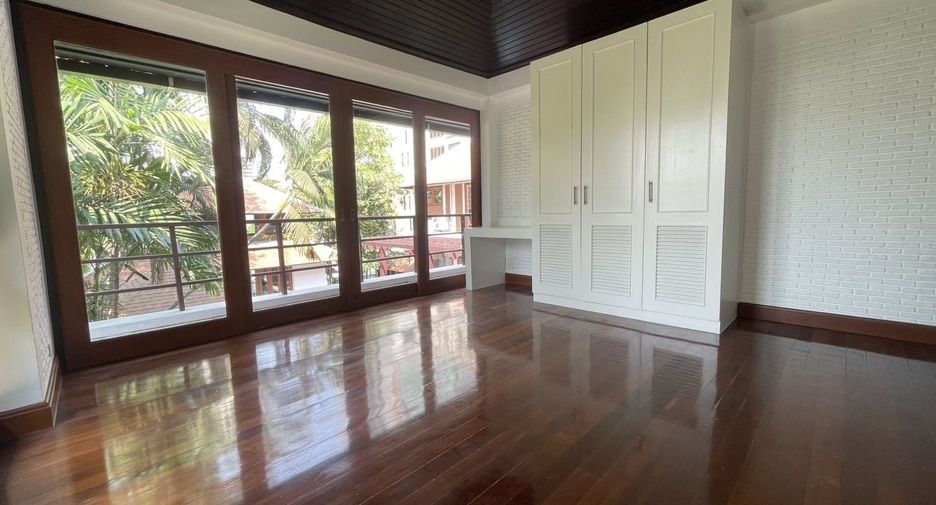 For rent 4 bedrooms villa in Khlong Toei, Bangkok