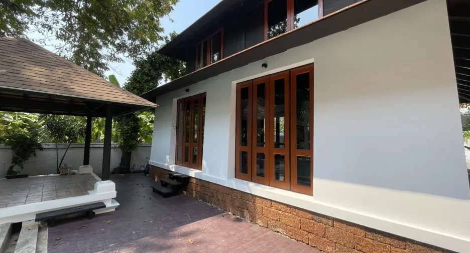 For rent 4 bedrooms villa in Khlong Toei, Bangkok
