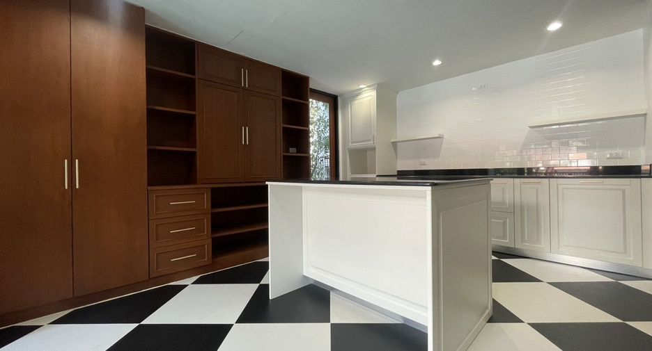 For rent 4 bedrooms villa in Khlong Toei, Bangkok