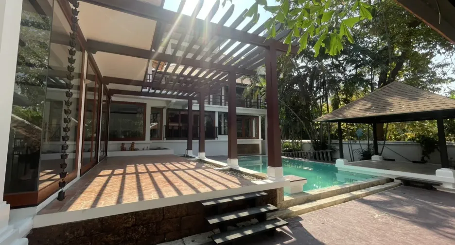For rent 4 bedrooms villa in Khlong Toei, Bangkok