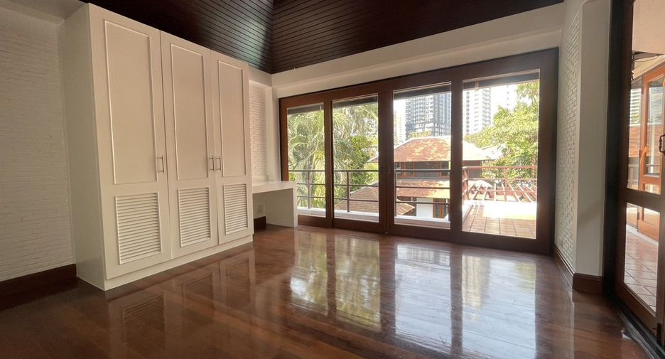 For rent 4 bedrooms villa in Khlong Toei, Bangkok