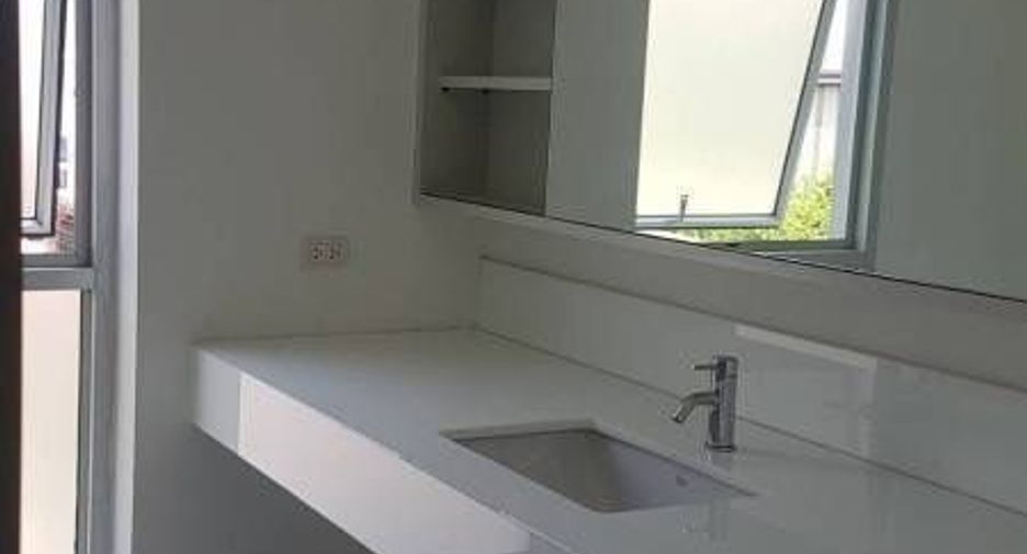 For rent 1 bed townhouse in Phra Khanong, Bangkok