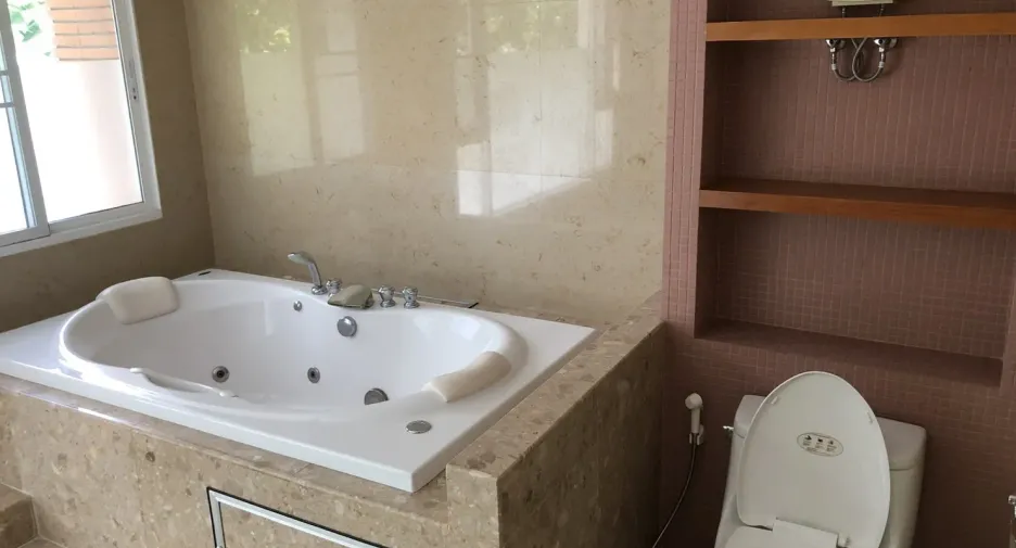 For rent 4 ベッドルーム house in Khlong Toei, Bangkok