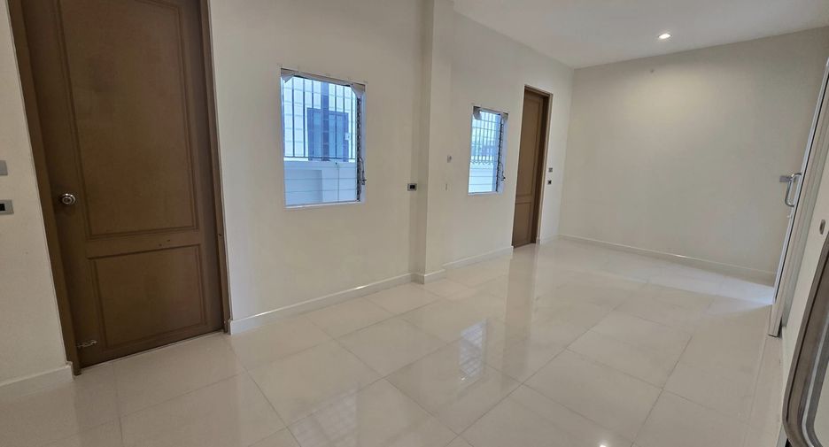 For rent 9 bedrooms townhouse in Lat Phrao, Bangkok