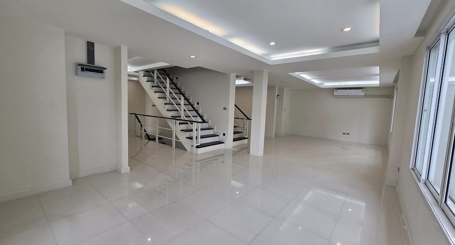 For rent 9 bedrooms townhouse in Lat Phrao, Bangkok