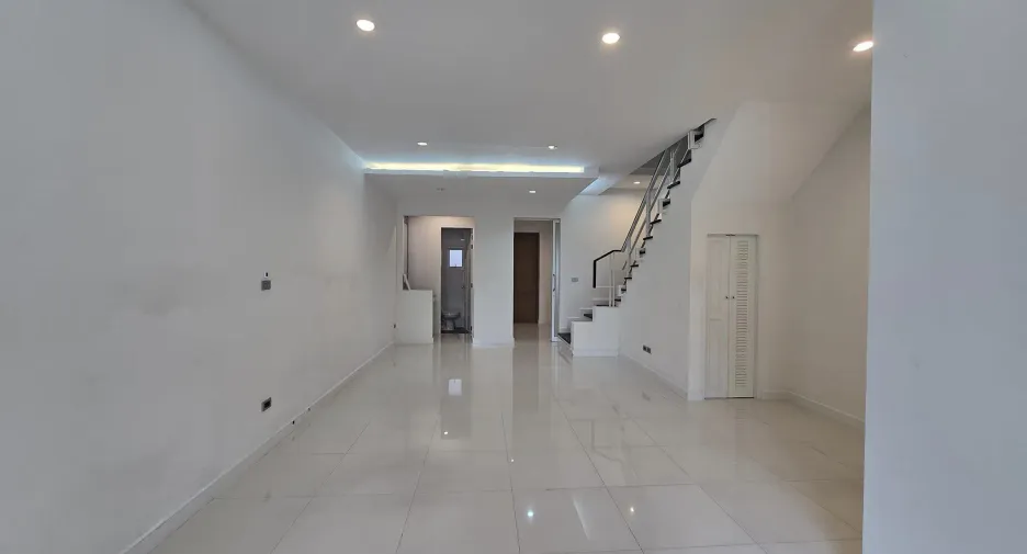 For rent 9 bedrooms townhouse in Lat Phrao, Bangkok
