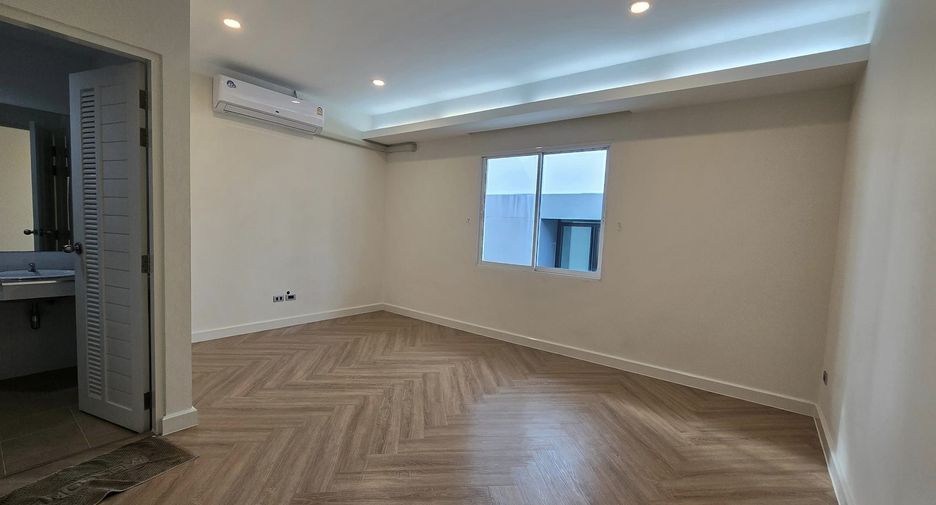 For rent 9 bedrooms townhouse in Lat Phrao, Bangkok