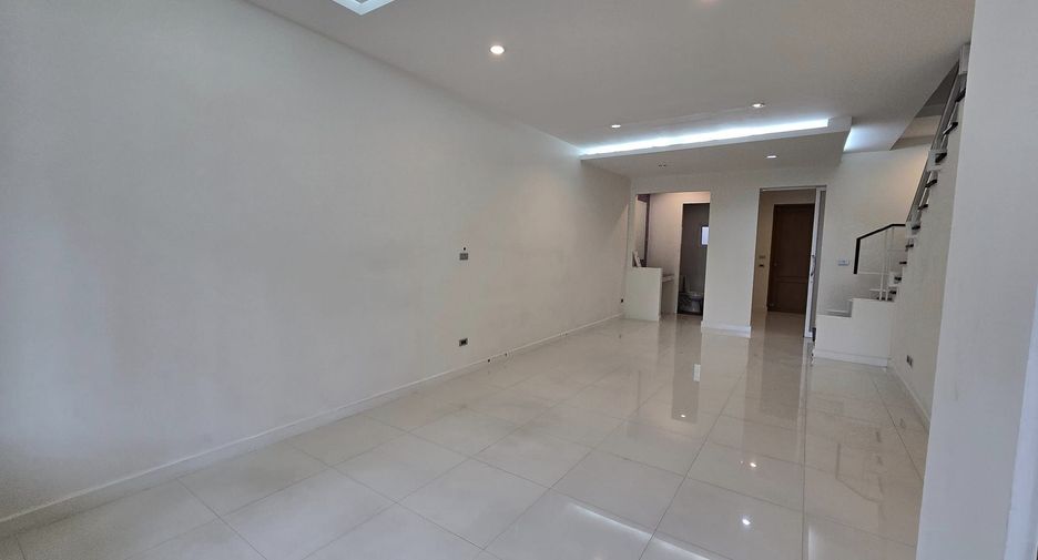 For rent 9 bedrooms townhouse in Lat Phrao, Bangkok