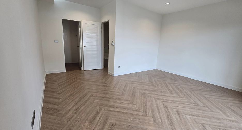For rent 9 bedrooms townhouse in Lat Phrao, Bangkok