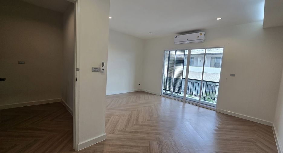 For rent 9 bedrooms townhouse in Lat Phrao, Bangkok