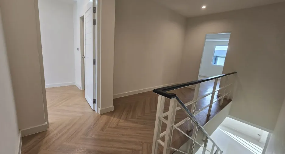 For rent 9 bedrooms townhouse in Lat Phrao, Bangkok