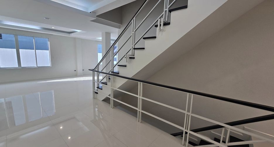 For rent 9 bedrooms townhouse in Lat Phrao, Bangkok