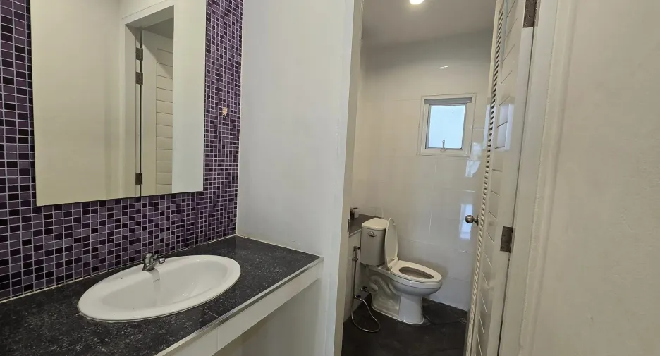 For rent 9 bedrooms townhouse in Lat Phrao, Bangkok