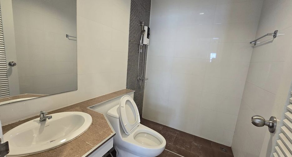 For rent 9 bedrooms townhouse in Lat Phrao, Bangkok