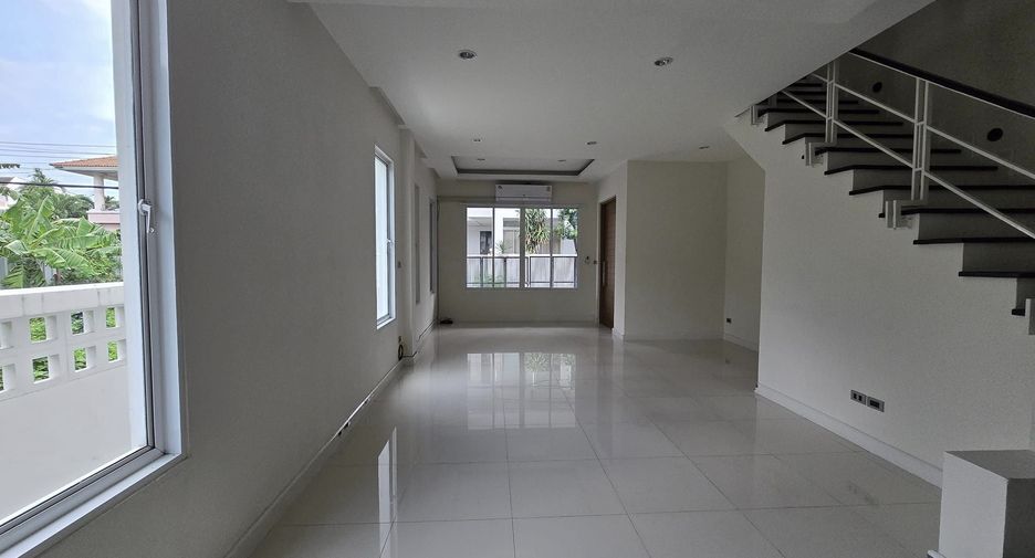 For rent 9 bedrooms townhouse in Lat Phrao, Bangkok