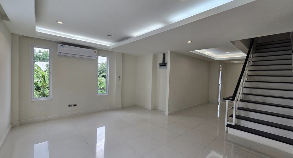 For rent 9 bedrooms townhouse in Lat Phrao, Bangkok