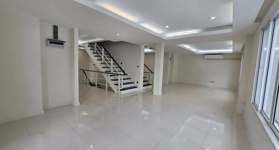 For rent 9 bedrooms townhouse in Lat Phrao, Bangkok